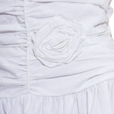 Abito midi arricciato con dettagli floreali in bianco 