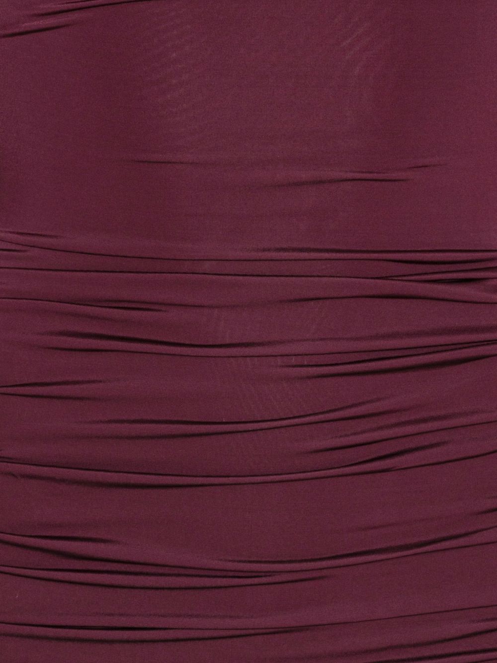 Abito corto drappeggiato con maniche lunghe in bordeaux 