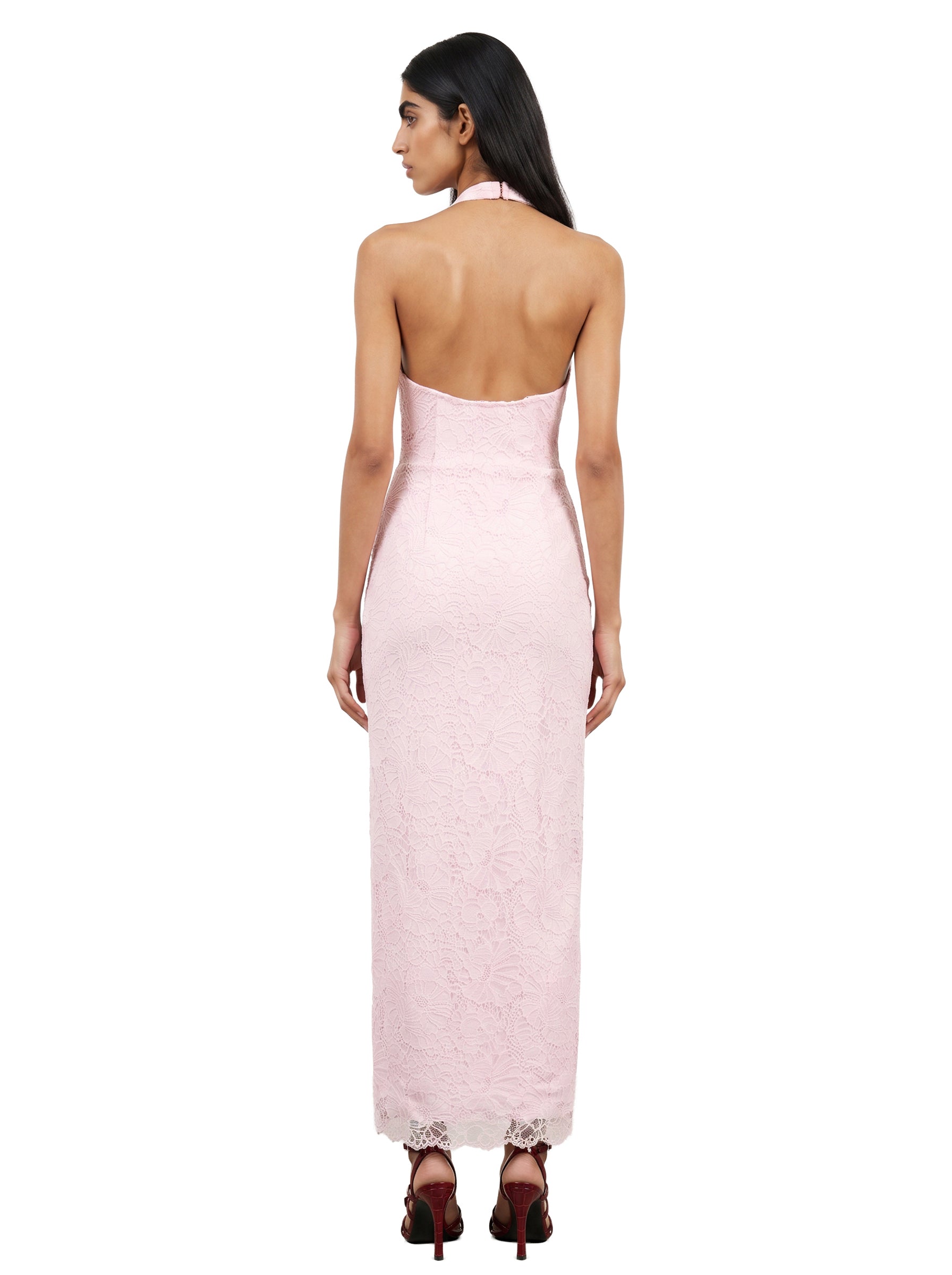 Abito lungo in pizzo con scollo all'americana in rosa 