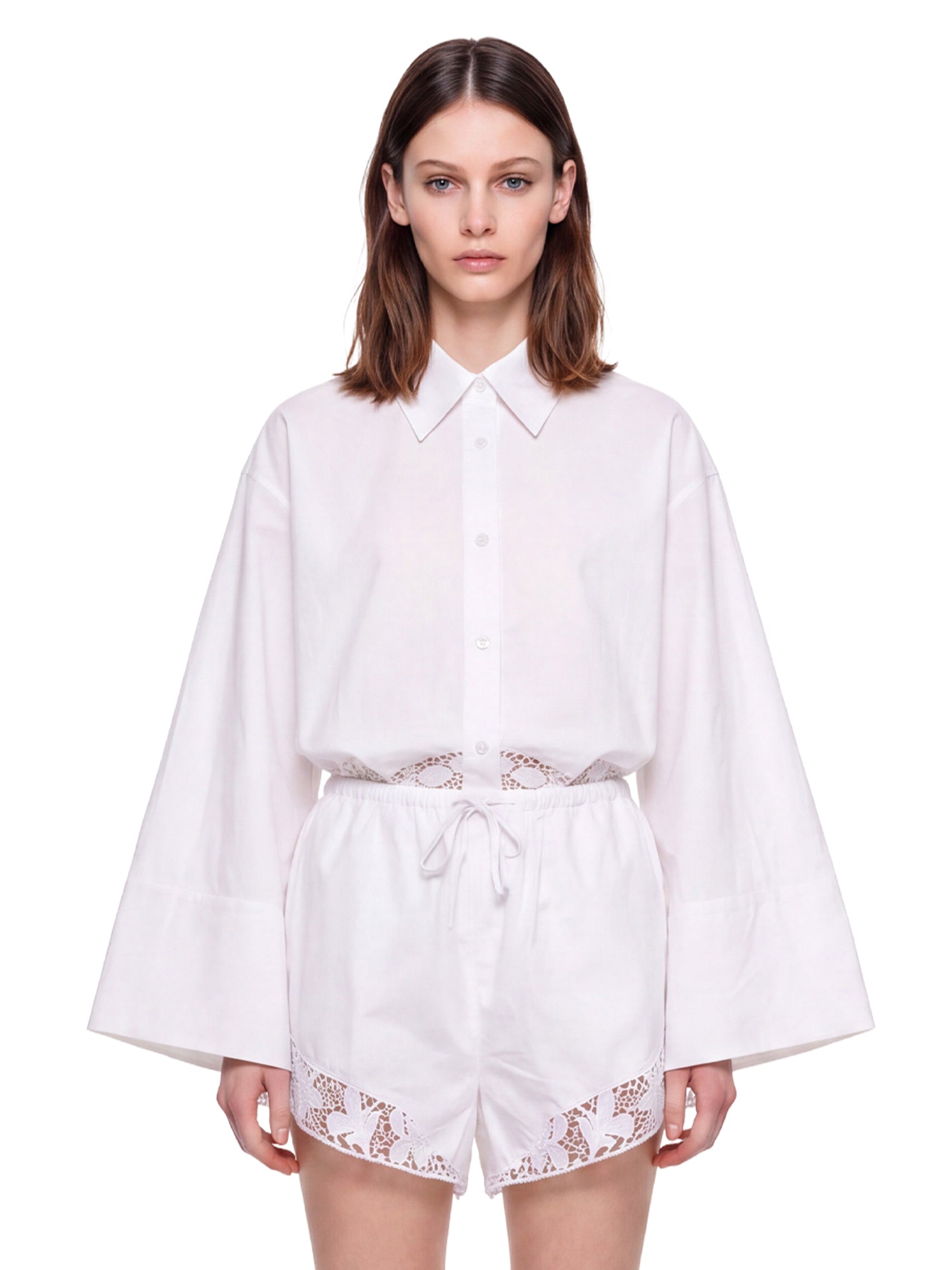 Shorts con orlo in pizzo bianco 