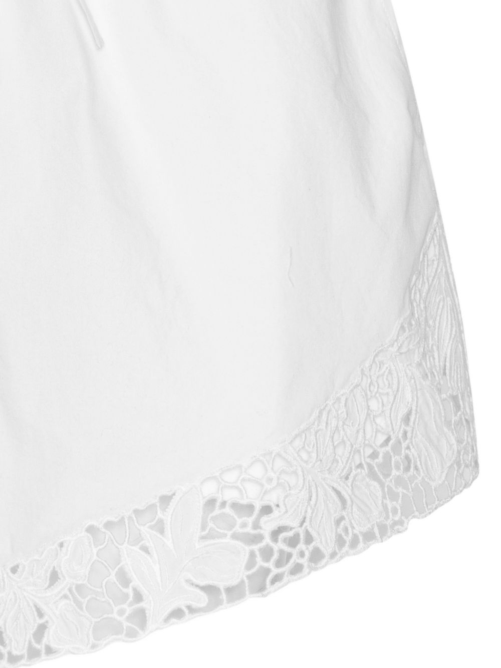 Shorts con orlo in pizzo bianco 
