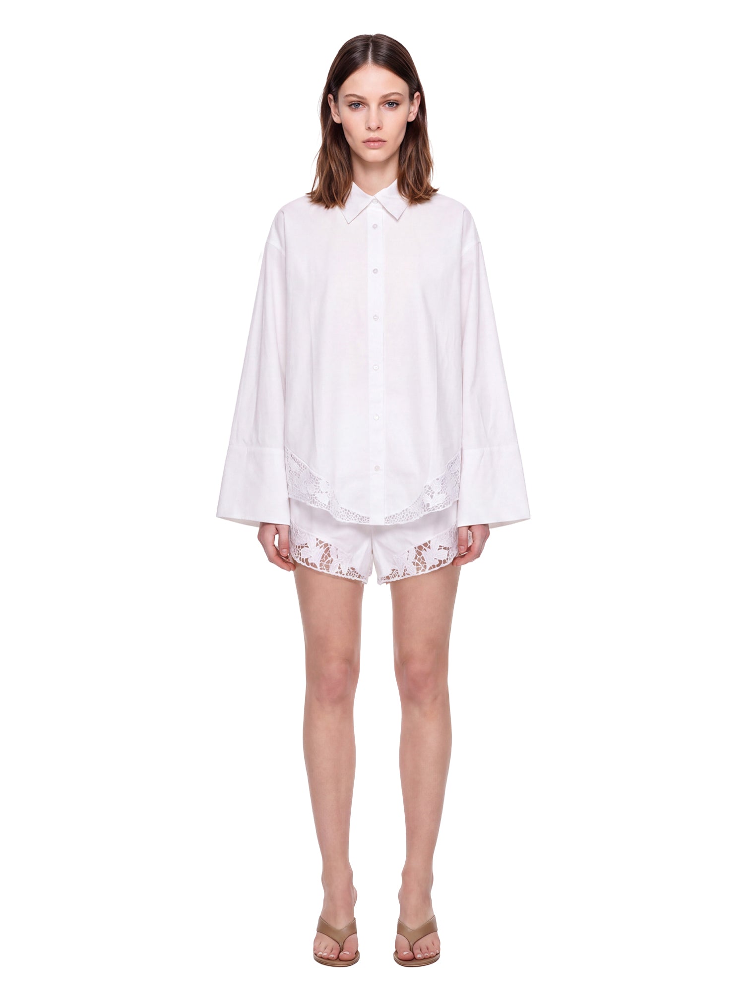 Shorts con orlo in pizzo bianco 
