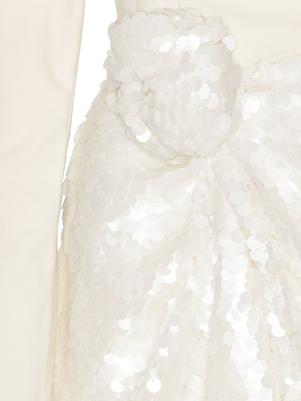 Abito lungo con nodo e paillettes in bianco 