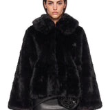 Giacca svasata in eco pelliccia in nero 