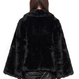 Giacca svasata in eco pelliccia in nero 
