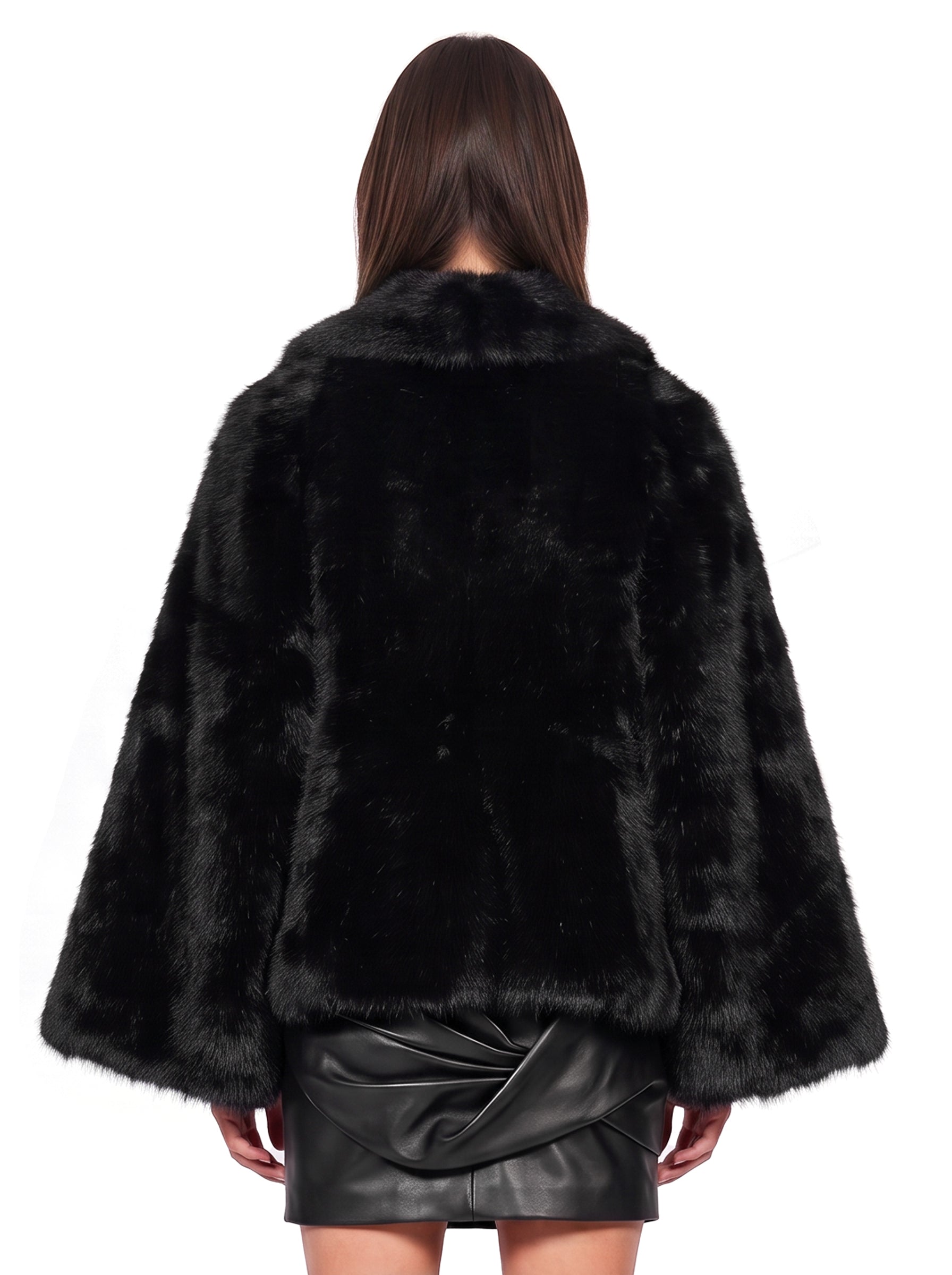 Giacca svasata in eco pelliccia in nero 