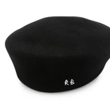 Basco con logo ricamato in nero 