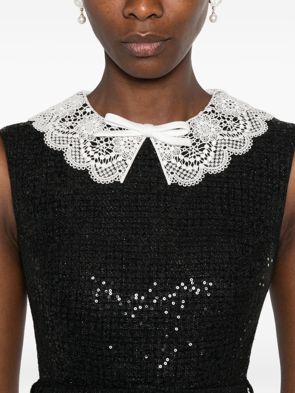 Abito con collo in pizzo con paillettes in nero 