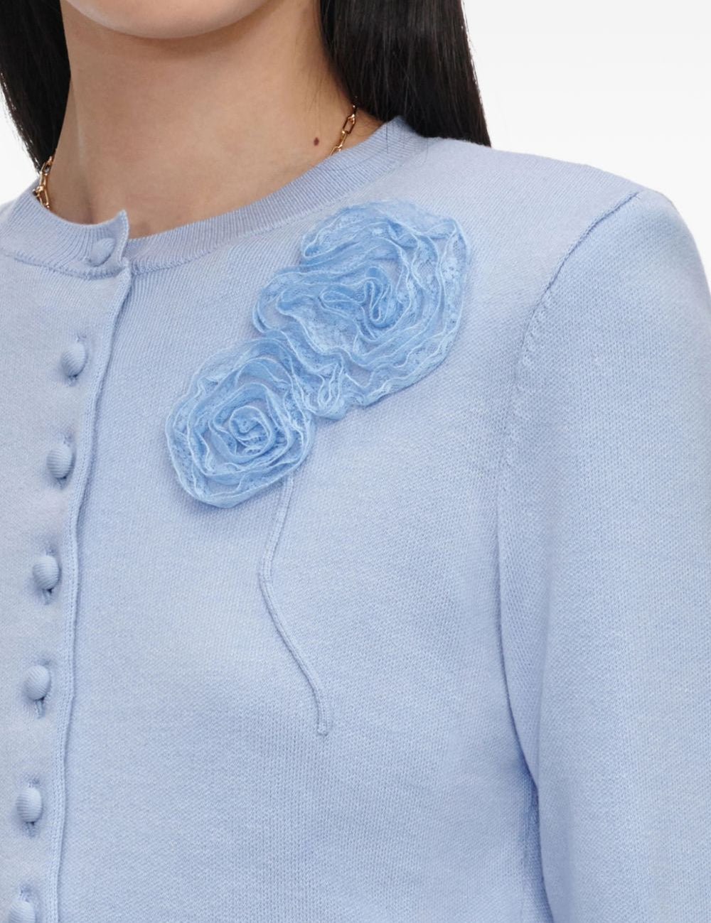 Cardigan in maglia con fiori in celeste 