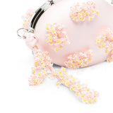 Clutch in raso rosa con decorazioni floreali 