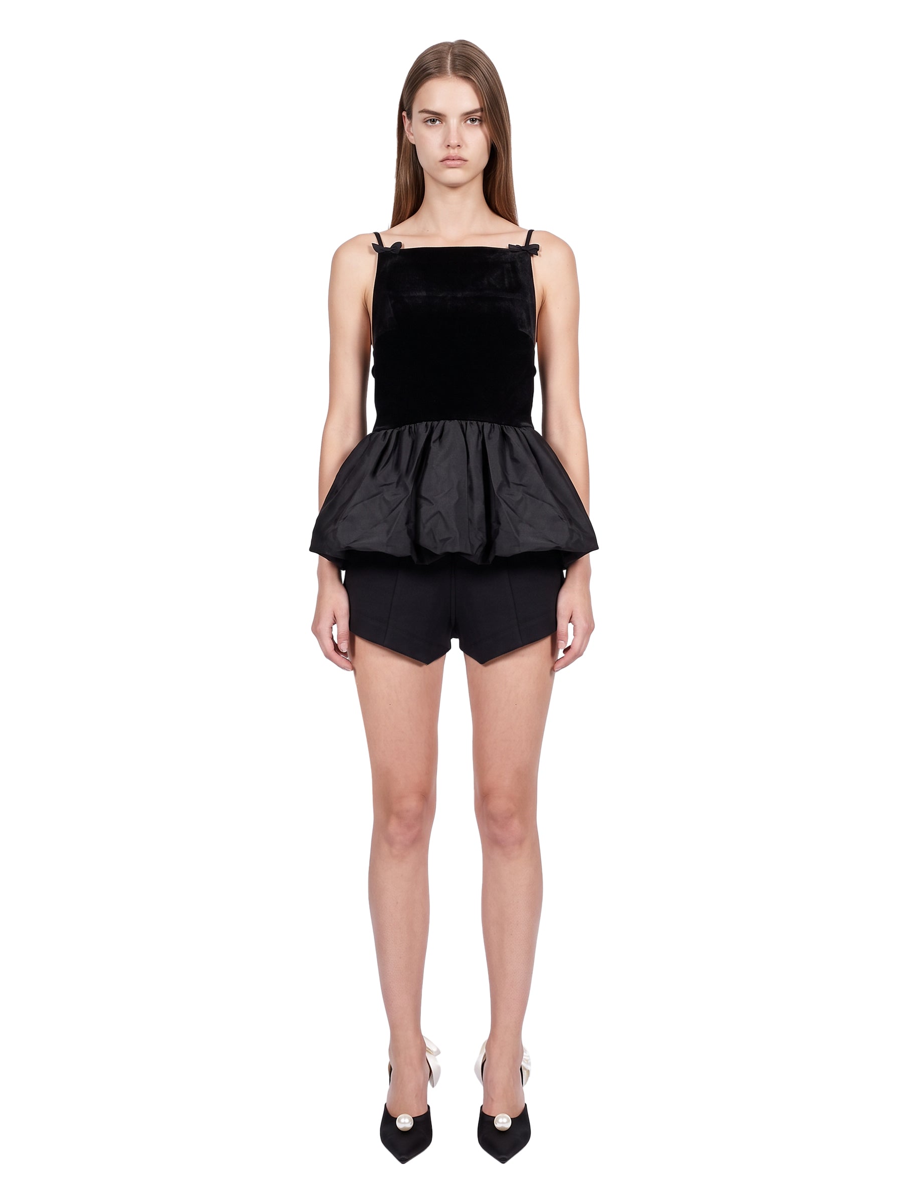 Top con balza in nero 