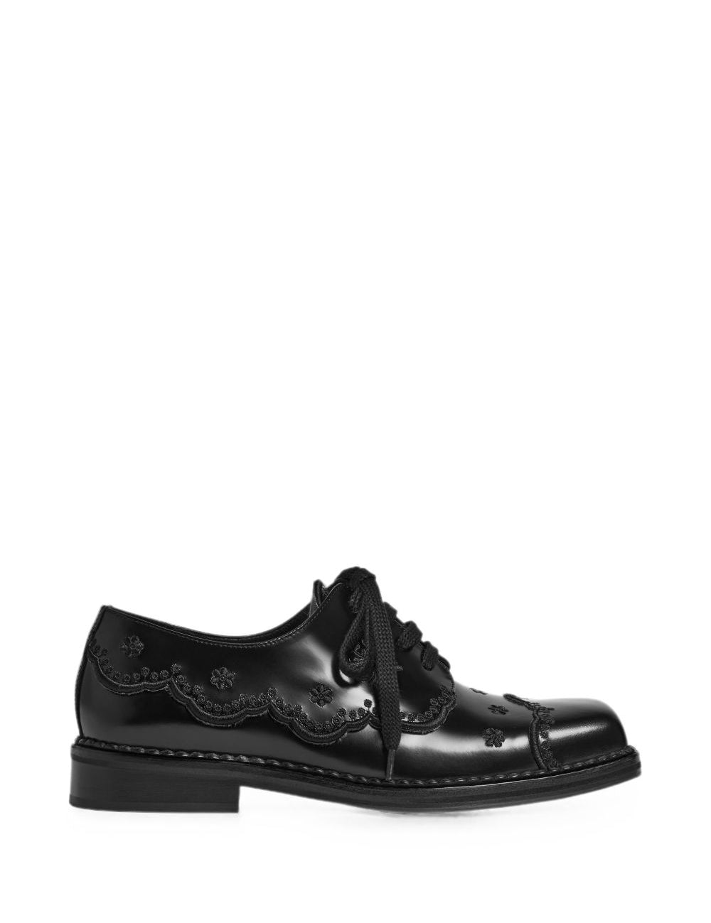 Derby con traforatura floreale in nero 