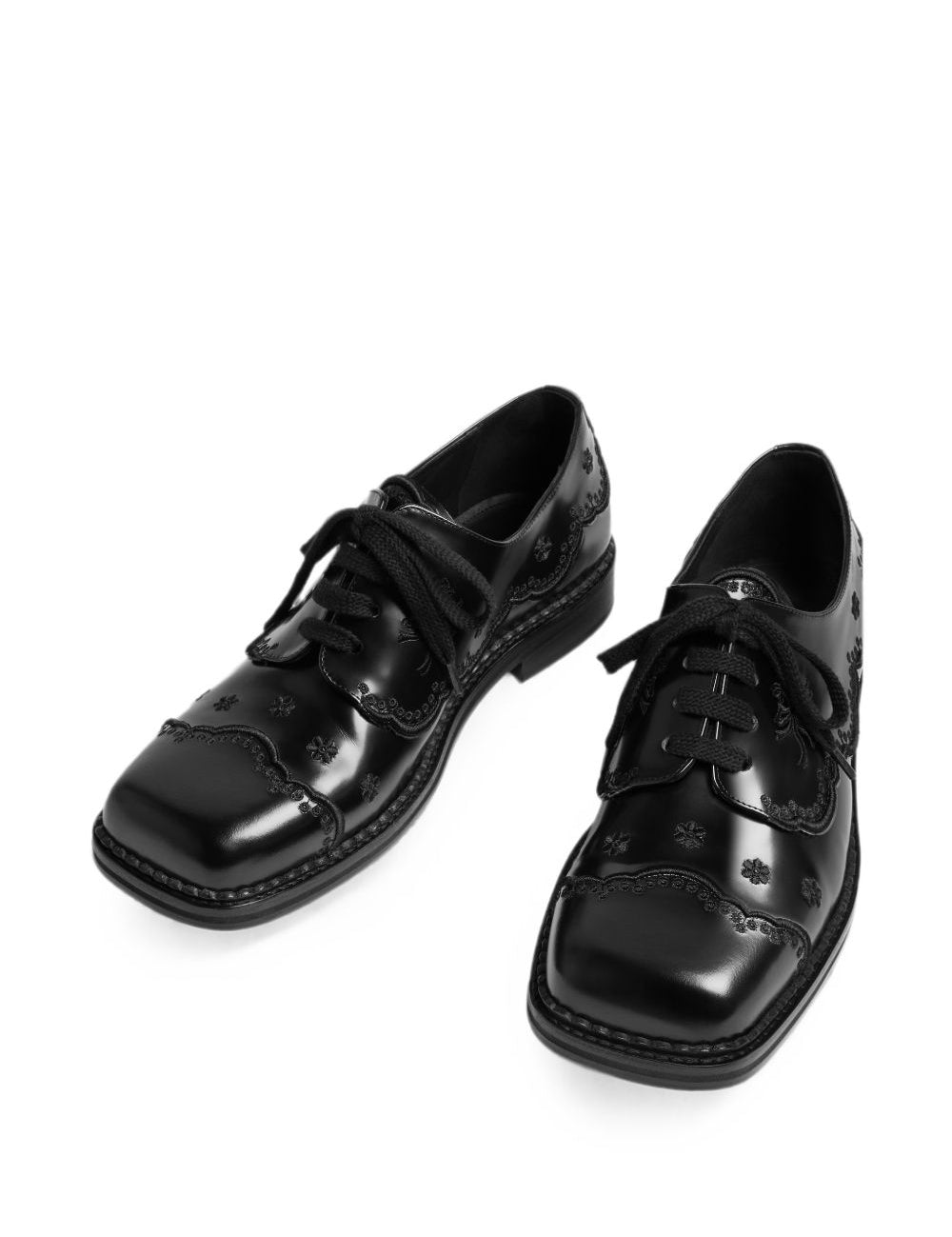 Derby con traforatura floreale in nero 