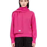 Maglione con sciarpa in fucsia 