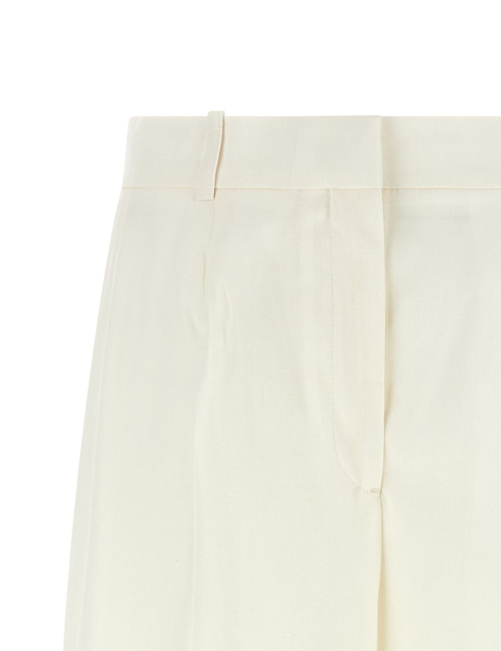 Shorts sartoriali con pieghe in bianco 