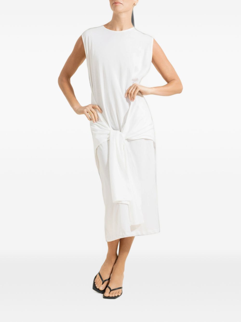 Abito midi con cintura in vita in bianco 