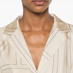 Camicia con stampa monogramma in beige 