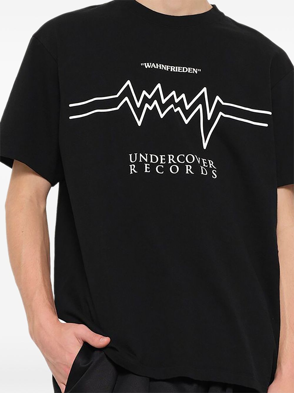 T-shirt con stampa grafica in nero 