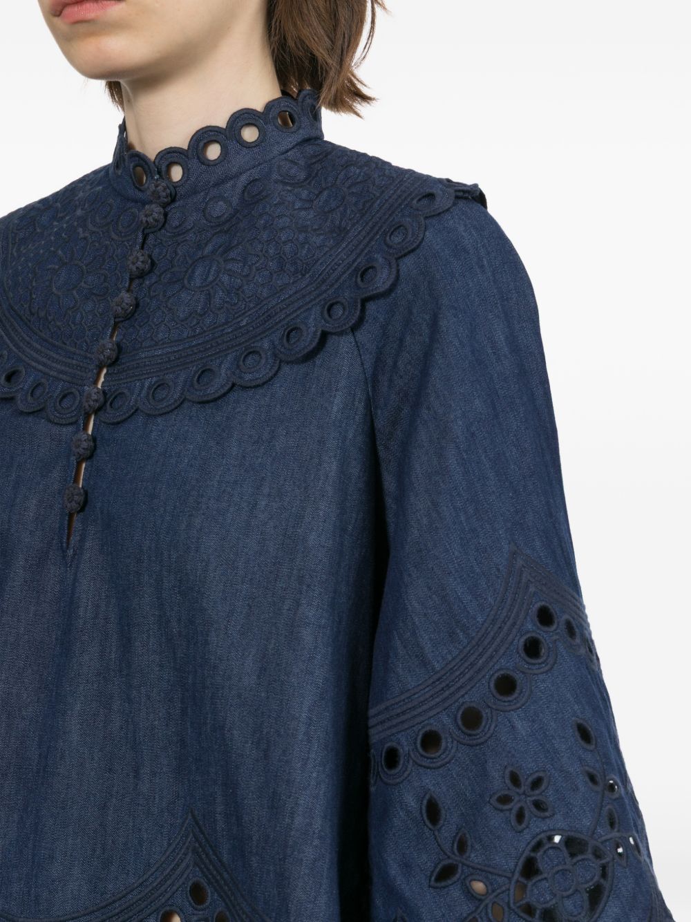 Blusa Mahon con ricami in blu 