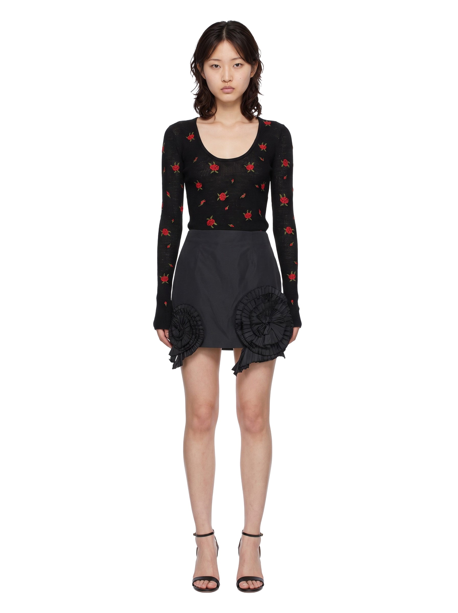 Minigonna in taffetà con rose in nero 
