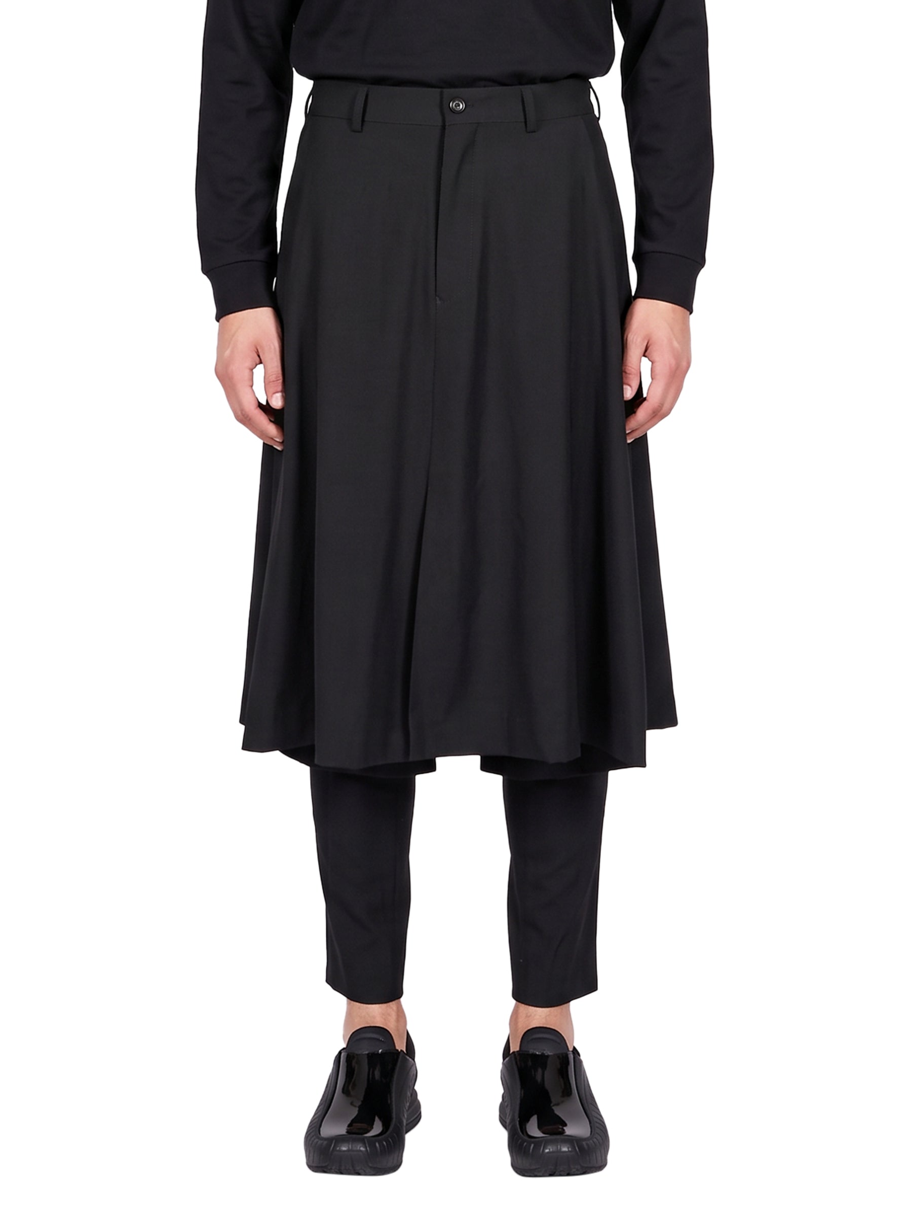 Pantaloni con gonna sovrapposta in nero 