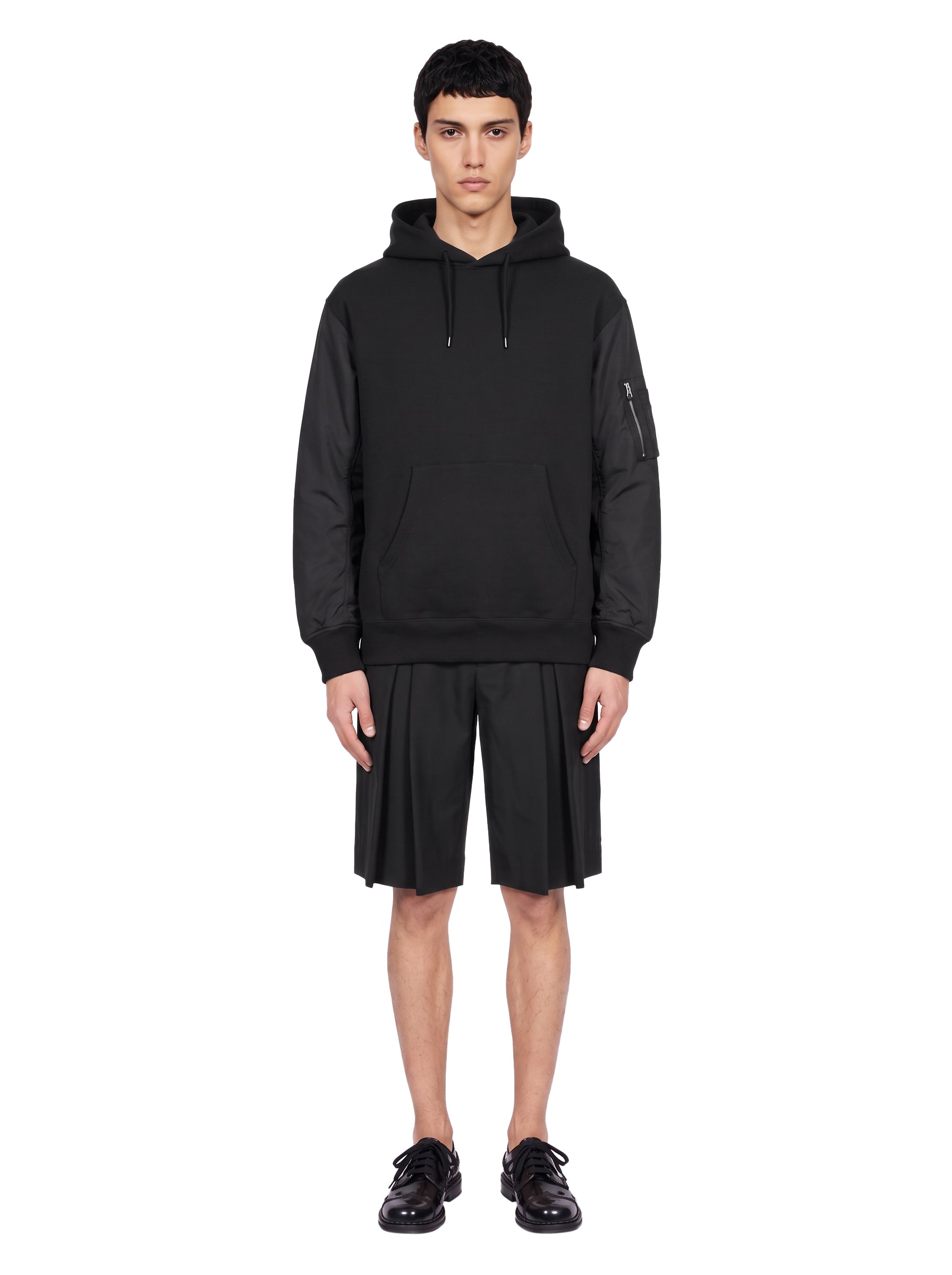 Bermuda con pinces in nero 