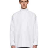 Camicia oversize collo alto in bianco 