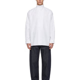 Camicia oversize collo alto in bianco 
