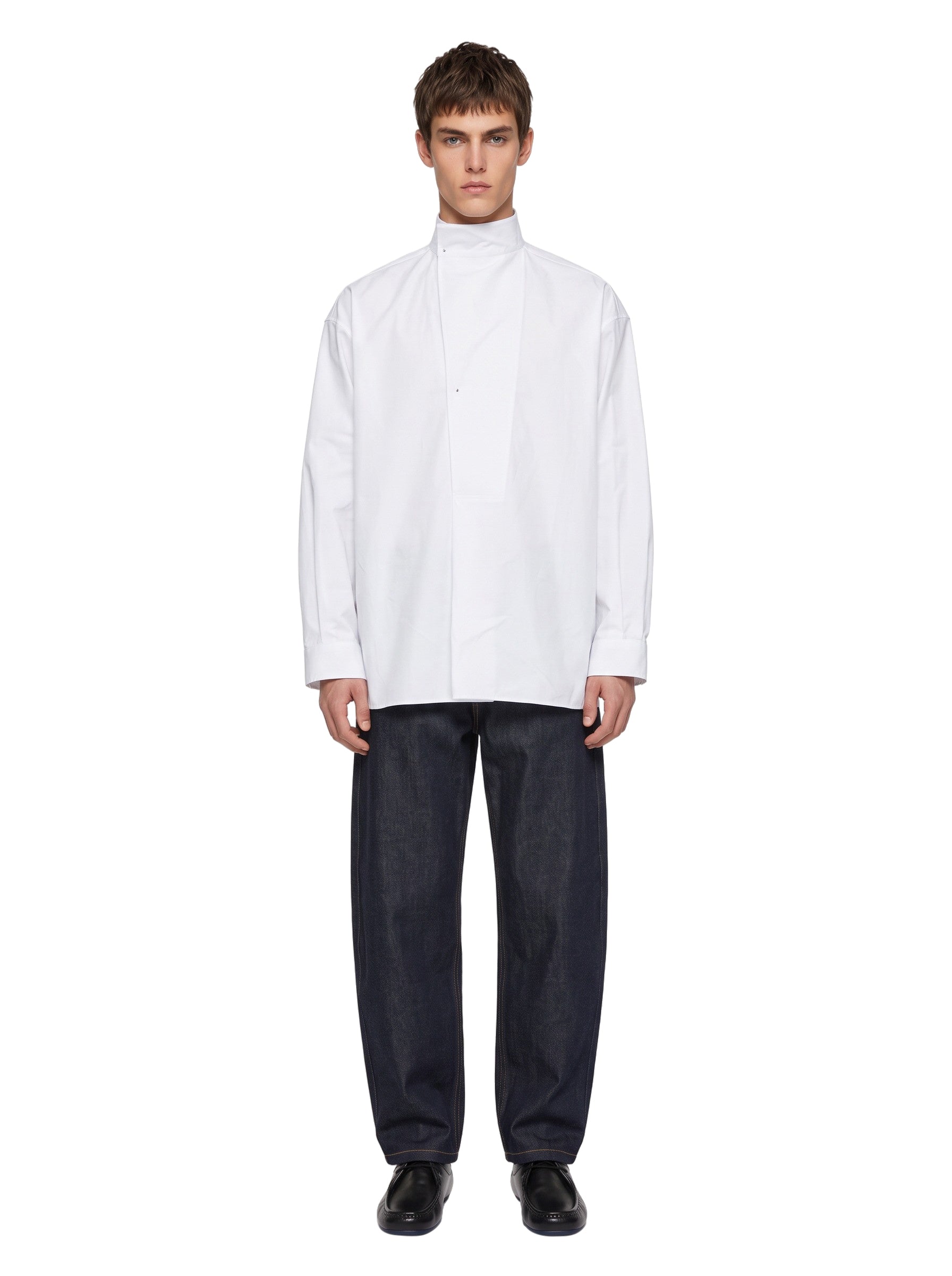 Camicia oversize collo alto in bianco 