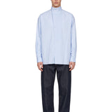 Camicia oversize collo alto in blu 