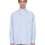 Camicia oversize collo alto in blu 