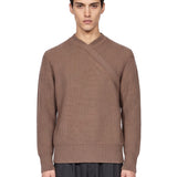 Maglione con collo asimmetrico in marrone 