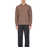 Maglione con collo asimmetrico in marrone 