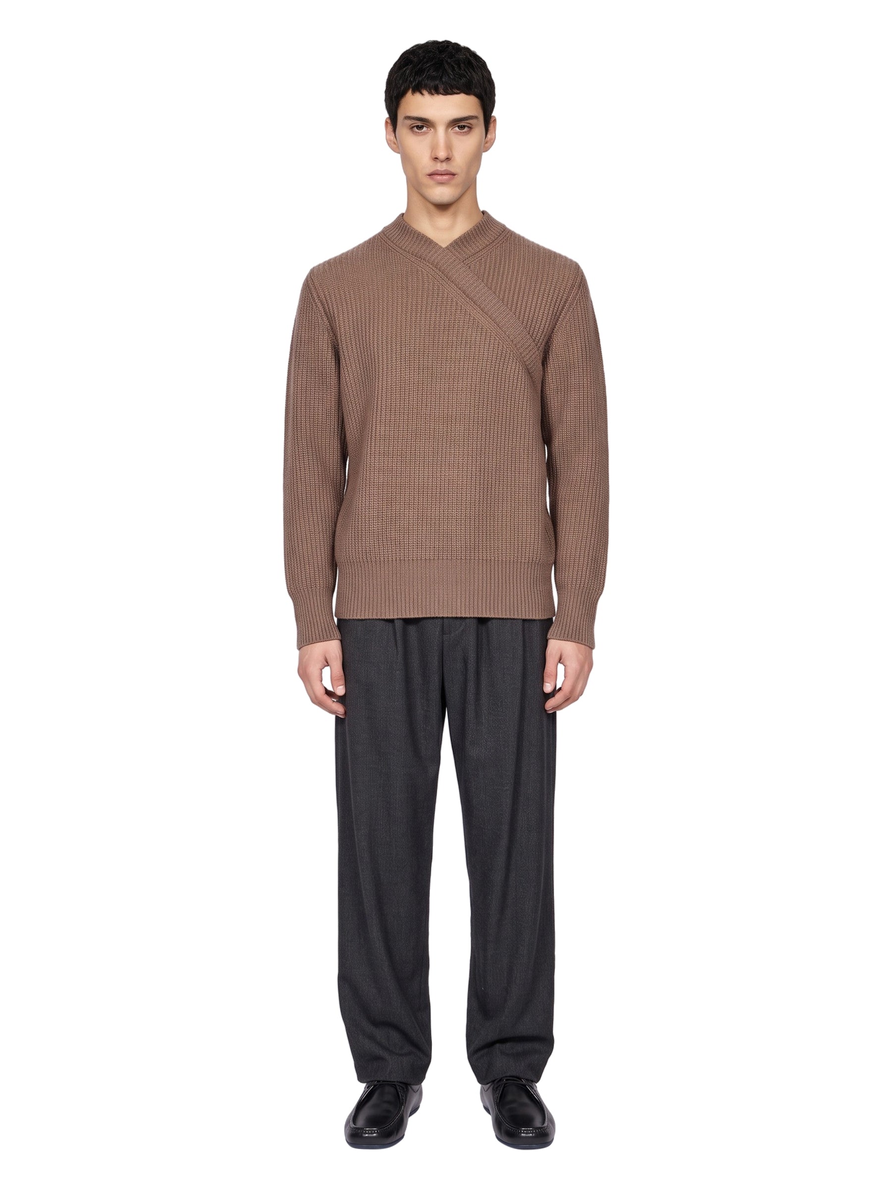 Maglione con collo asimmetrico in marrone 