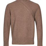 Maglione con collo asimmetrico in marrone 