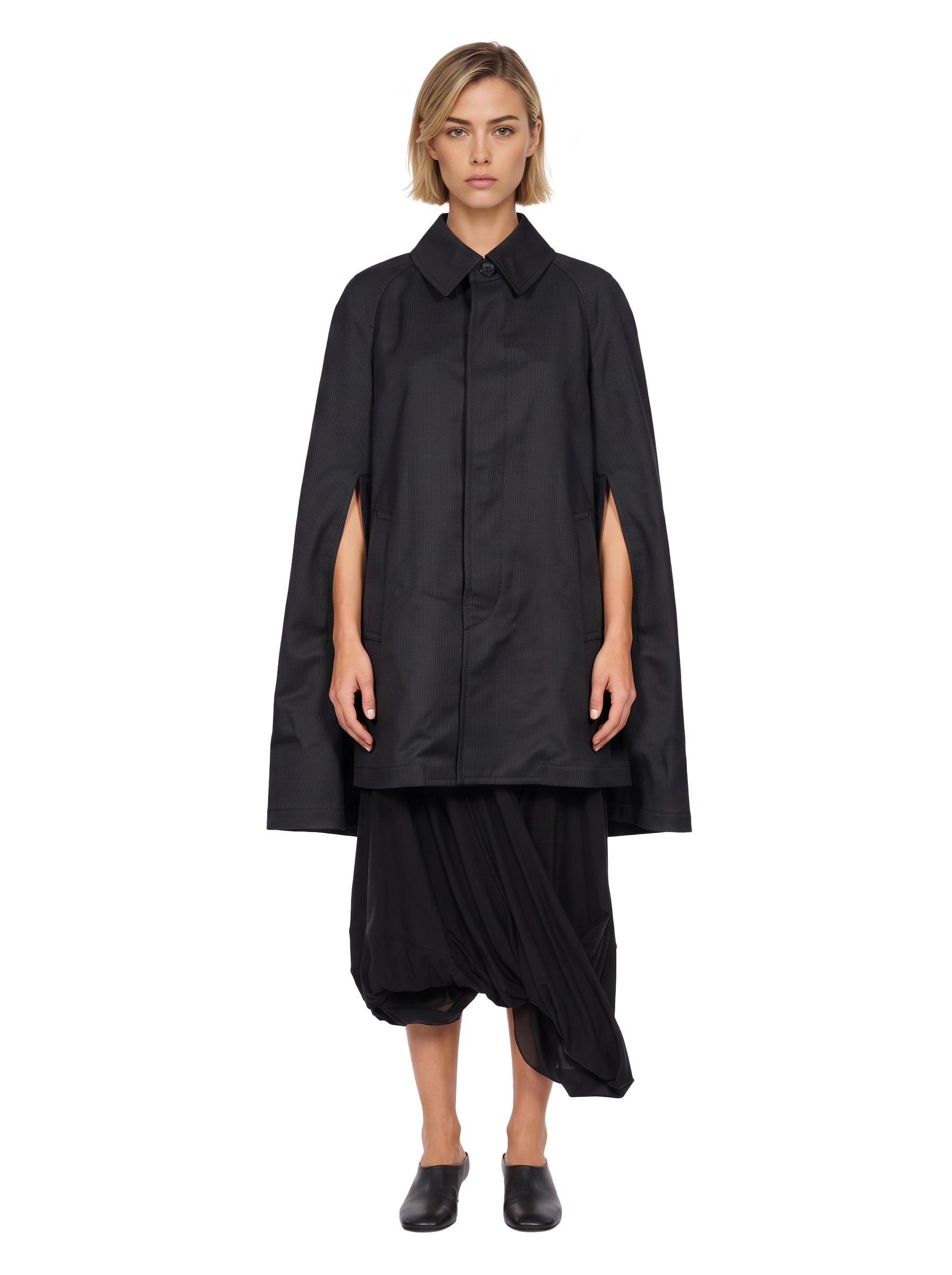 Cappotto a mantella in nero 