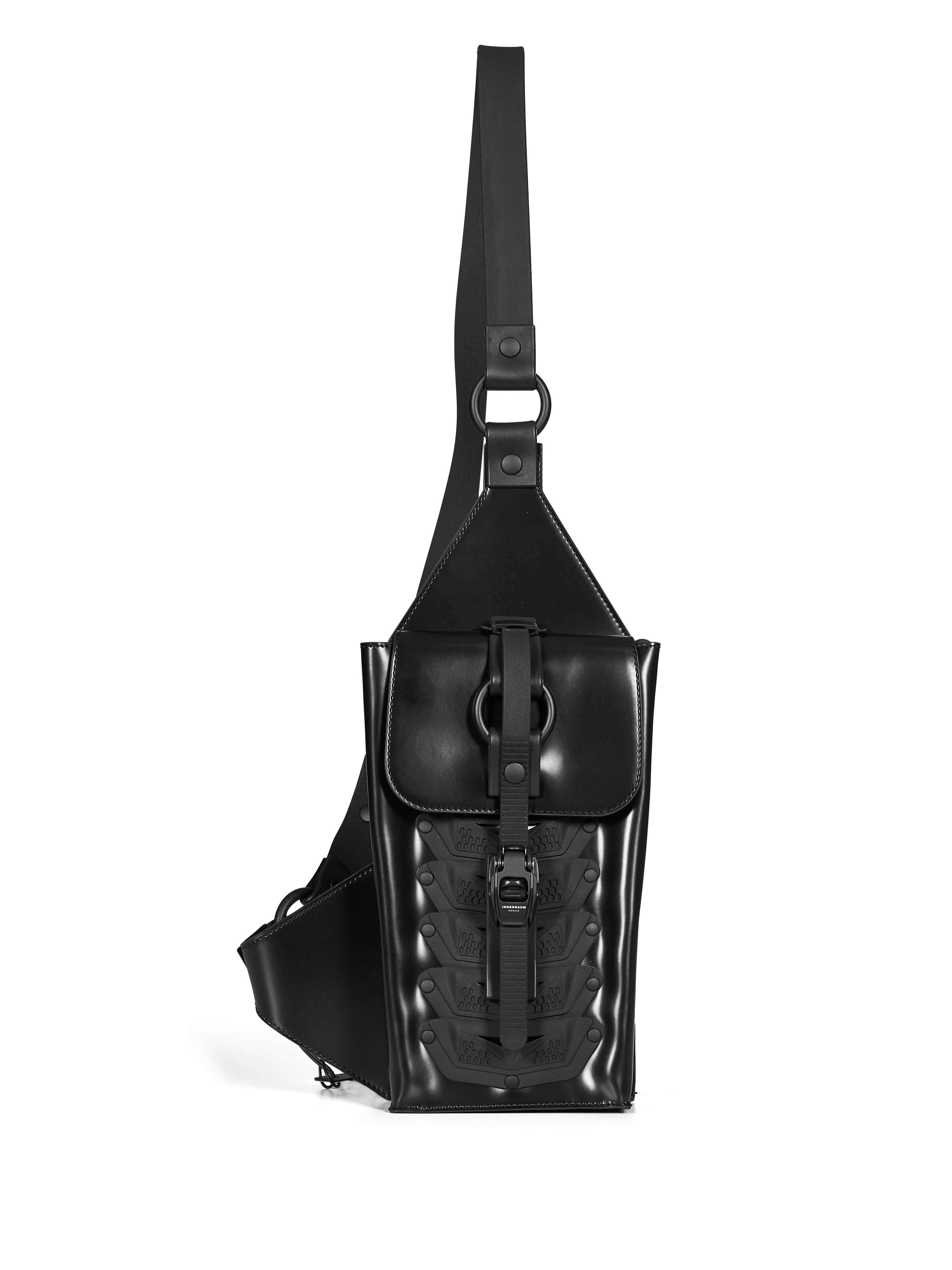 Marsupio con cinghie in nero 