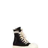 Sneakers stivaletto con stella in nero 