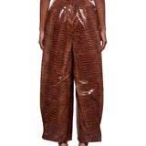 Pantaloni a vita alta con effetto pelle di coccodrillo in marrone 