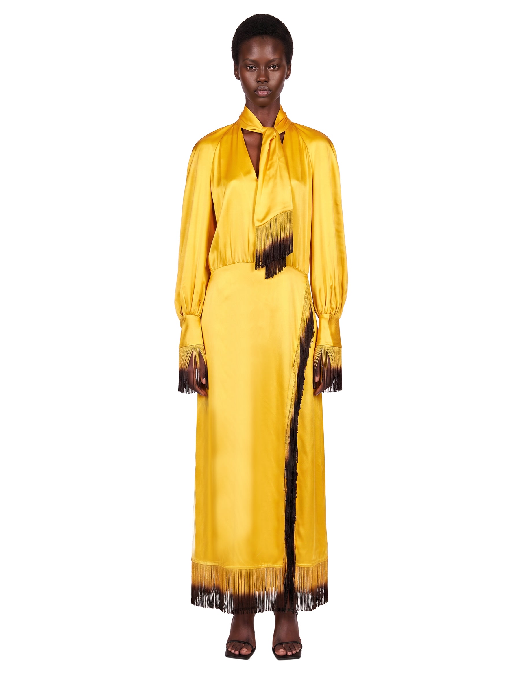 Abito satinato con frange in giallo 