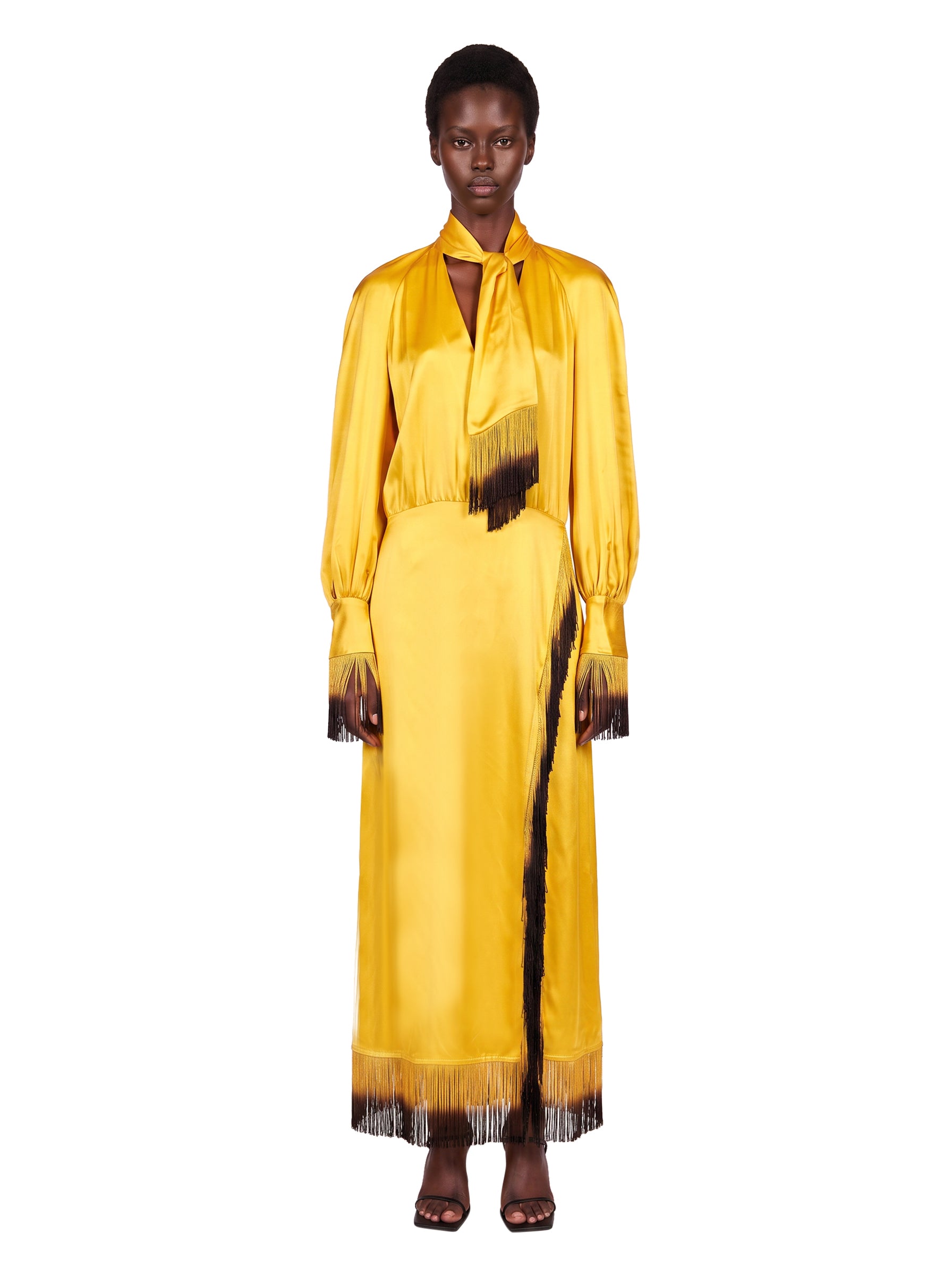 Abito satinato con frange in giallo 