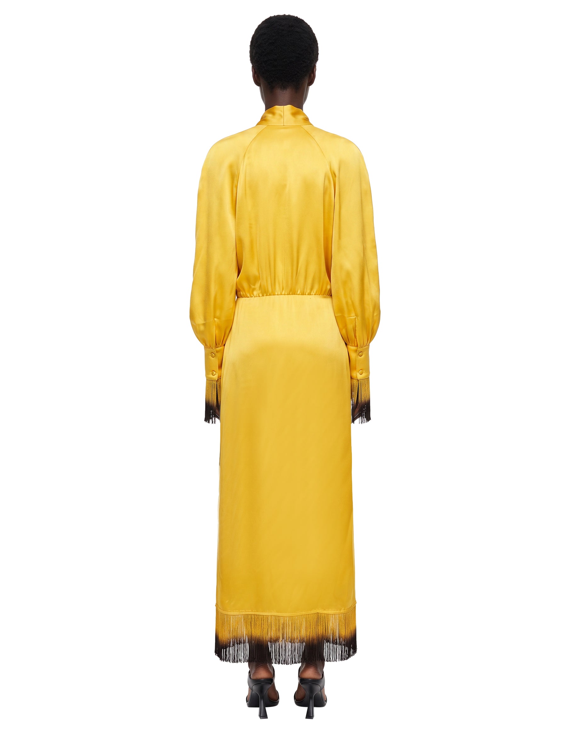 Abito satinato con frange in giallo 
