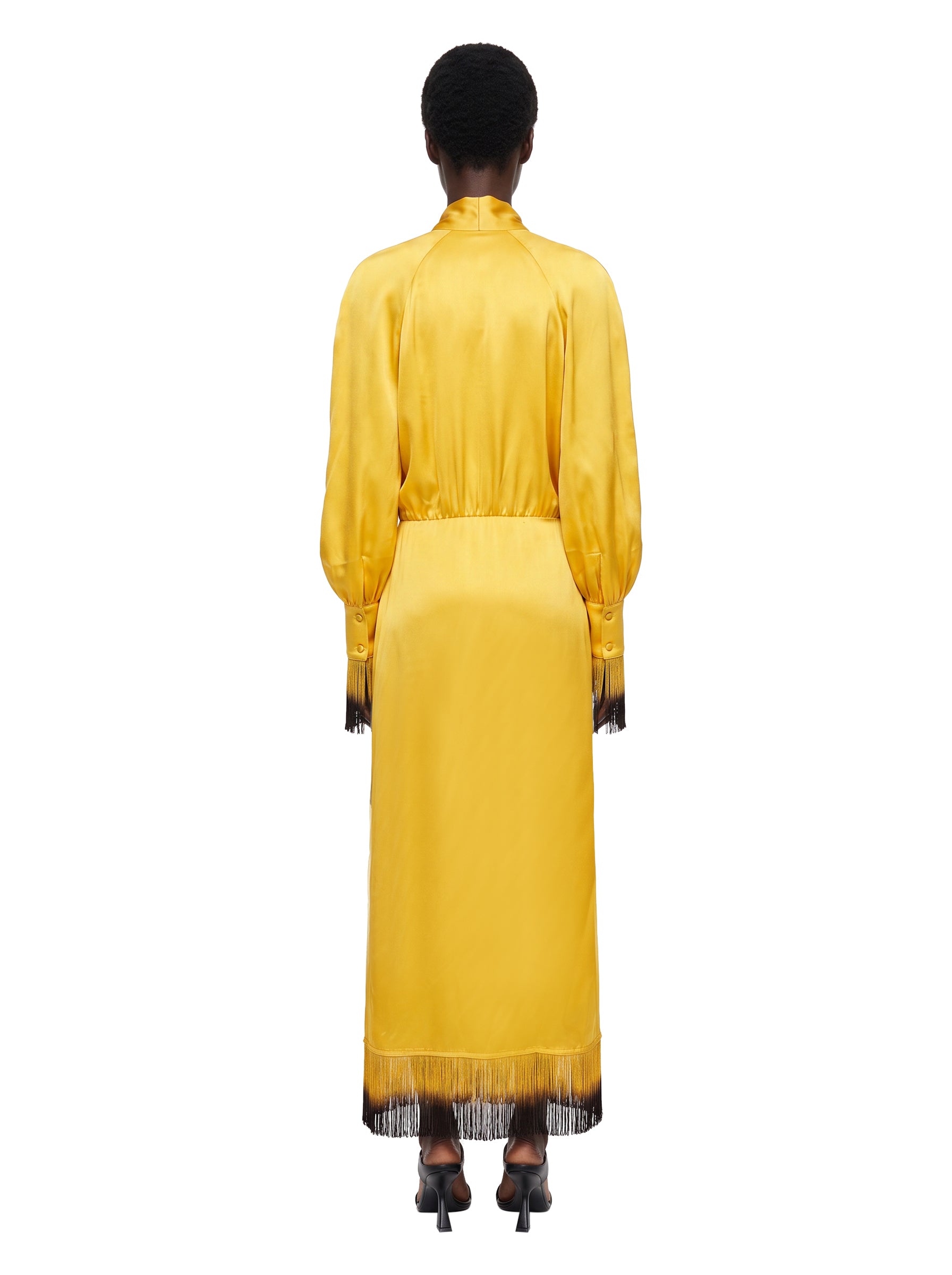 Abito satinato con frange in giallo 