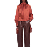 Blusa con dettaglio a sciapra con frage in marrone 