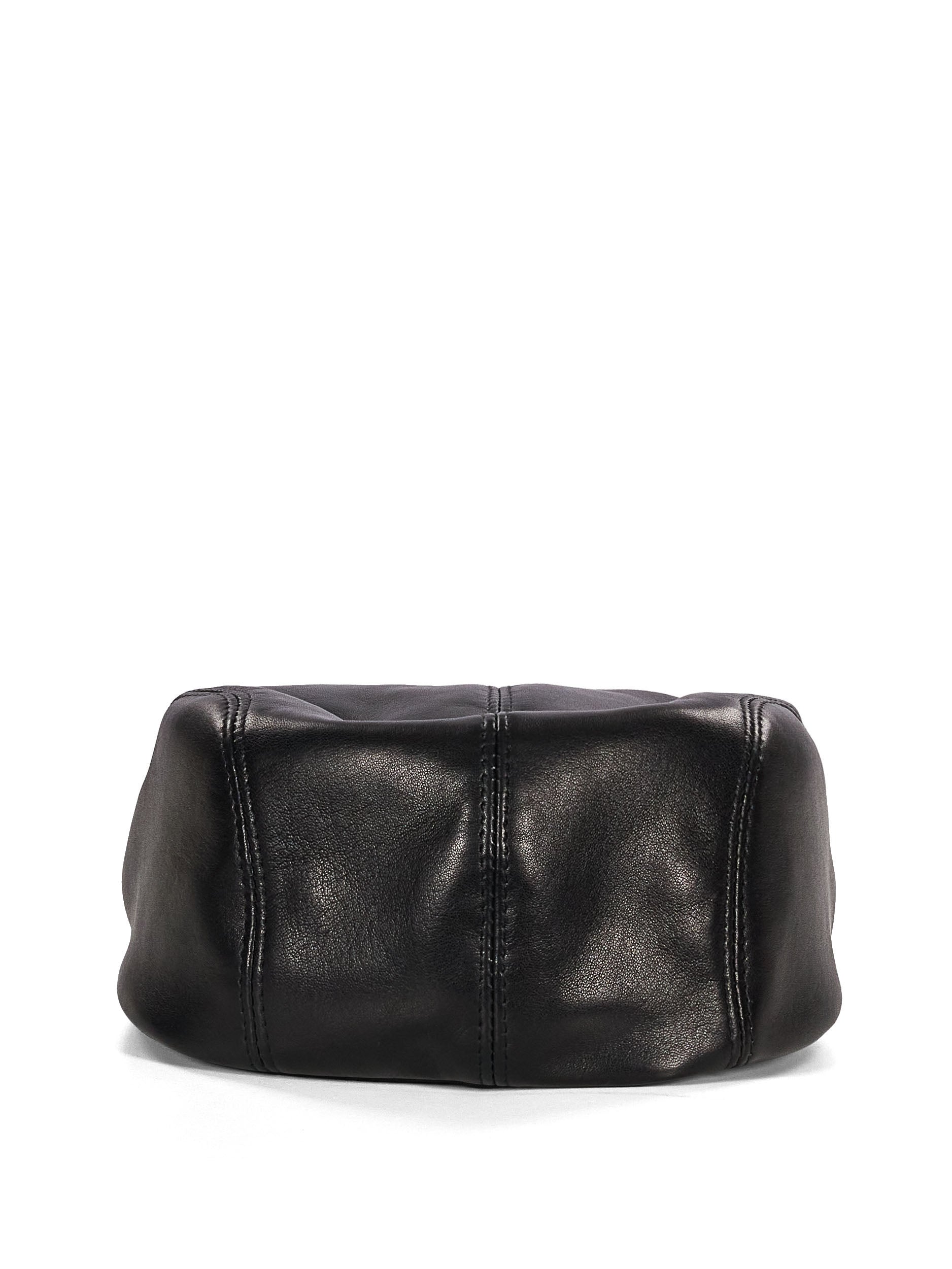 Cappello in pelle con monogramma in nero 