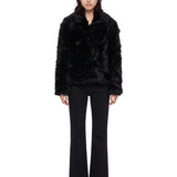 Giacca con scollo a V in shearling in nero 