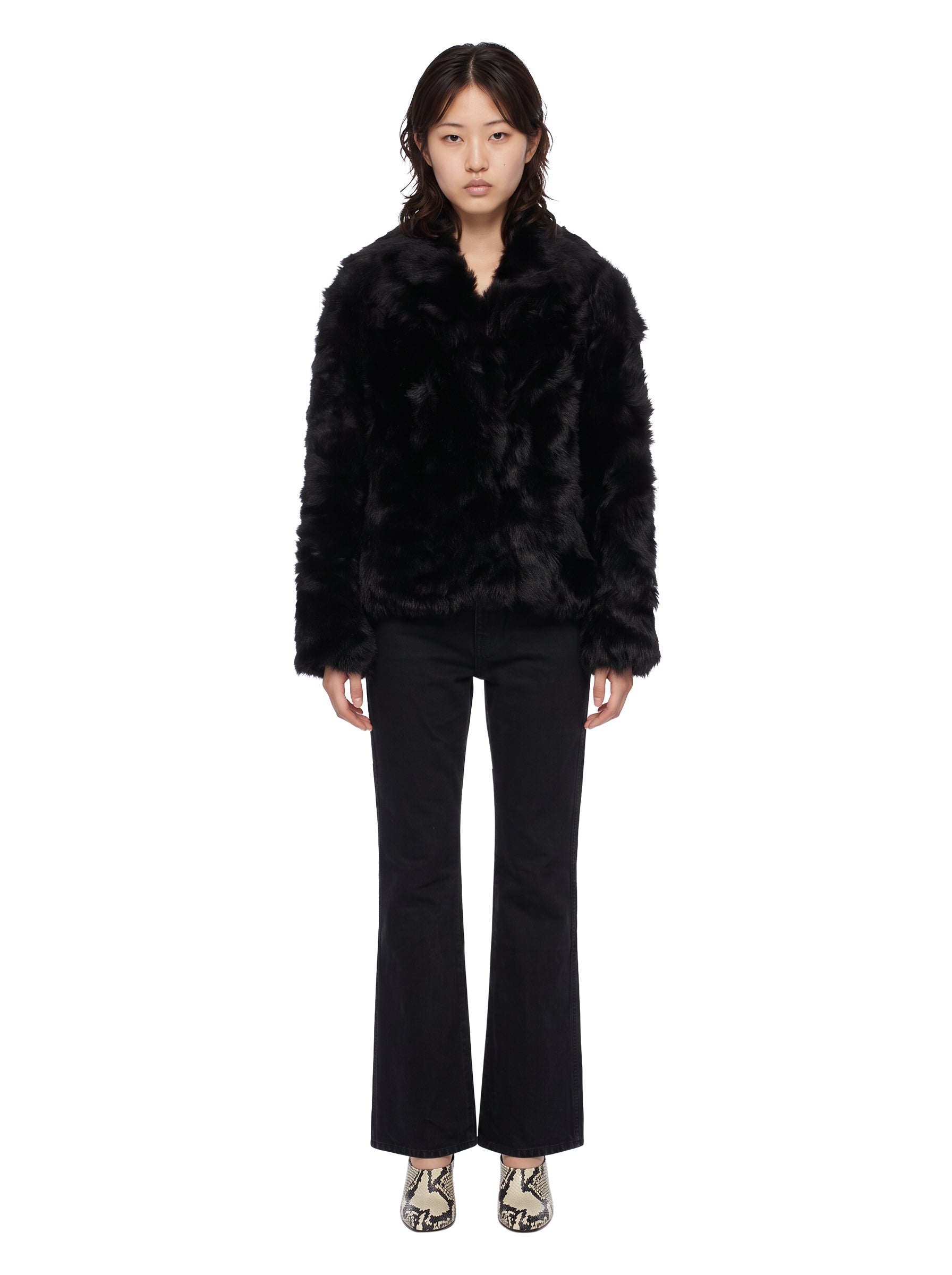 Giacca con scollo a V in shearling in nero 