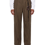 Pantaloni con doppia pinces gessati in marrone 