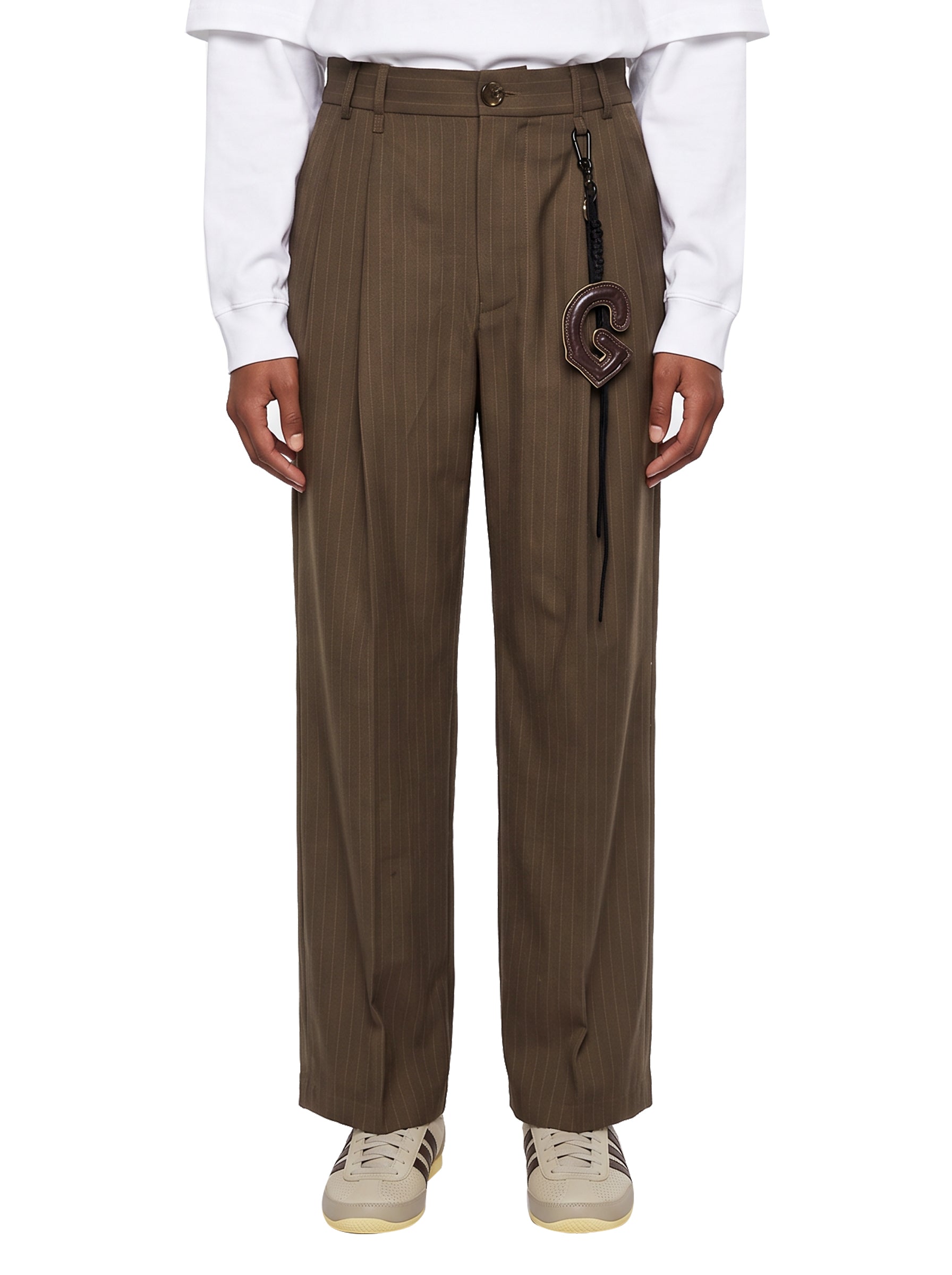 Pantaloni con doppia pinces gessati in marrone 