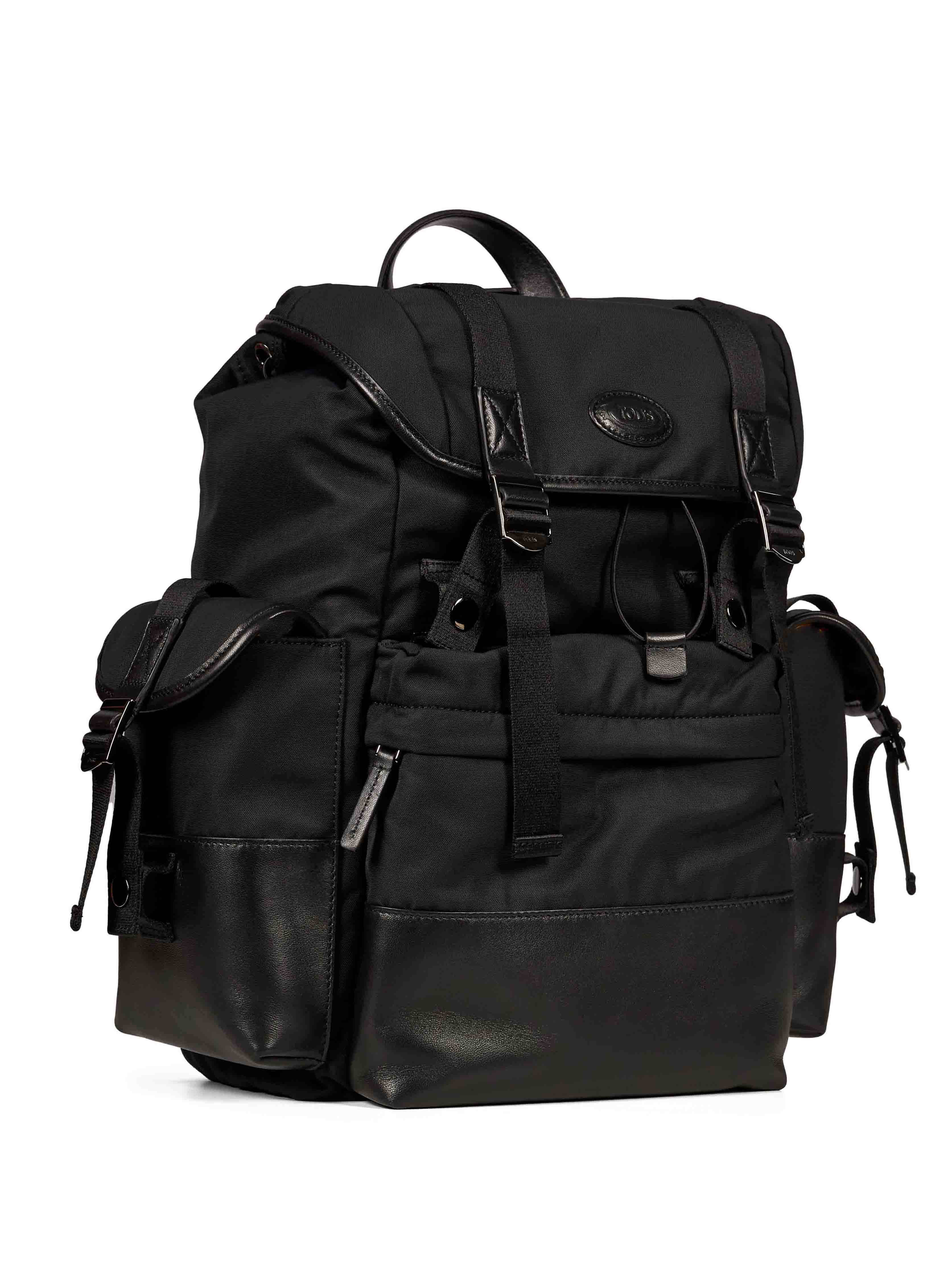 Zaino utility in tessuto tecnico con chiusura a patta e coulisse in nero 